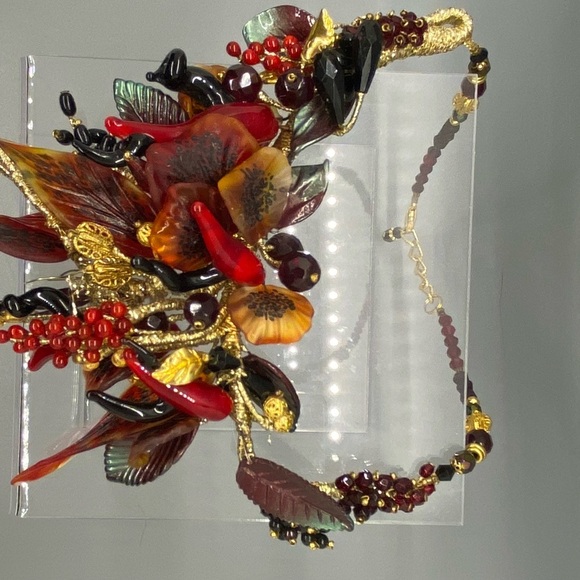 Glass beads leaves, asymmetrical necklace. Gold wrapped wire, glass components. - Picture 3 of 6